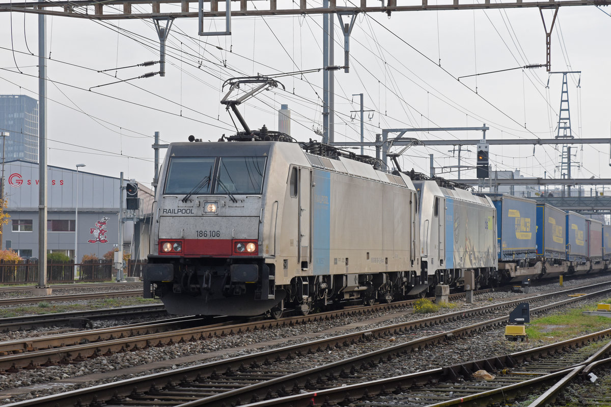 Doppeltraktion, mit den Loks 186 106-1 und 186 108-7, durchfährt den Bahnhof Pratteln. Die Aufnahme stammt vom 09.11.2018.