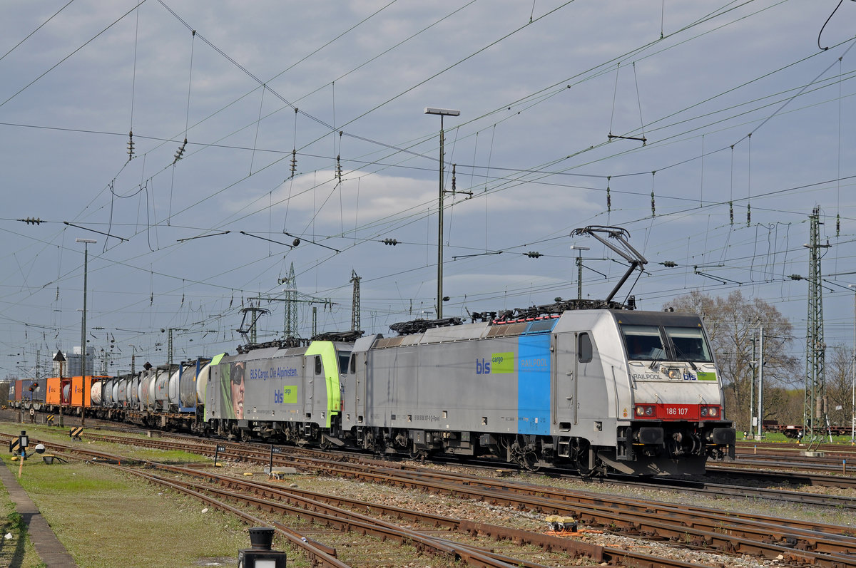 Doppeltraktion, mit den Lok's 186 107-9 und 486 506-9 durchfahren den Badischen Bahnhof. Die Aufnahme stammt vom 04.04.2016.
