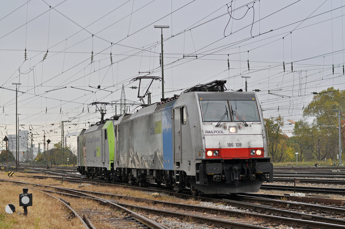 Doppeltraktion, mit den Loks 186 108-7 und 486 510-1 werden auf einer Abstellanlage beim Badischen Bahnhof abgestellt. Die Aufnahme stammt vom 20.10.2017.