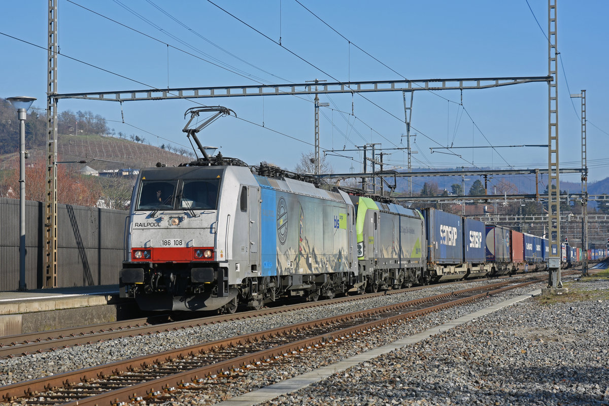 Doppeltraktion, mit den Loks 186 108-7 und 475 415-6, durchfährt den Bahnhof Gelterkinden. Die Aufnahme stammt vom 19.01.2019.