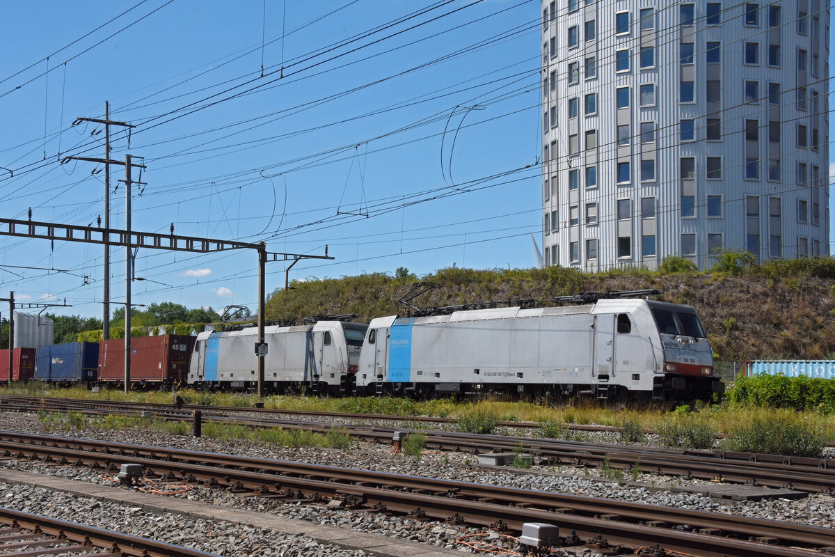 Doppeltraktion, mit den Loks 186 108-7 und 186 110-3 durchfährt am 05.07.2022 den Bahnhof Pratteln.