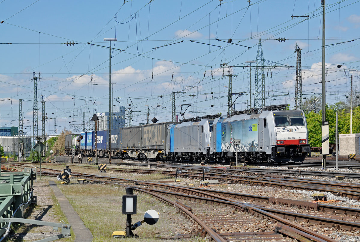 Doppeltraktion, mit den Loks 186 109-5 und 186 251-5 durchfahren den Badischen Bahnhof. Die Aufnahme stammt vom 29.04.2017.
