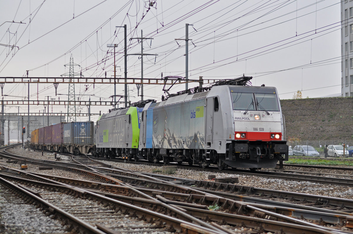 Doppeltraktion, mit den Loks 186 109-5 und 485 007-9, durchfahren den Bahnhof Pratteln. Die Aufnahme stammt vom 16.11.2017.