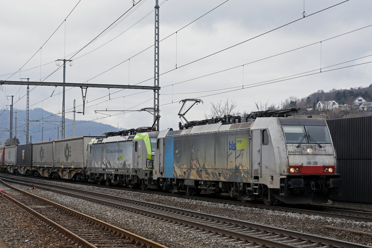Doppeltraktion, mit den Loks 186 109-5 und 475 403-2, durchfährt den Bahnhof Gelterkinden. Die Aufnahme stammt vom 02.02.2019.