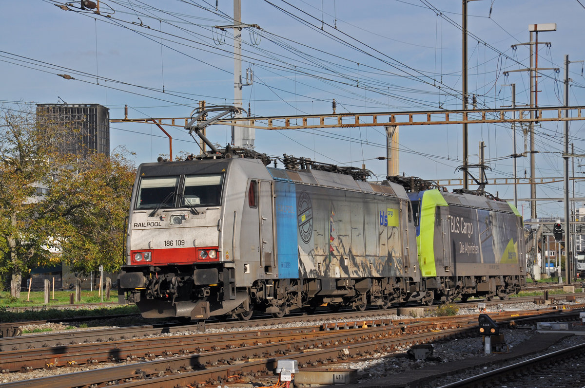 Doppeltraktion, mit den Loks 186 109-5 und 485 006-1, wird auf einem Abstellgleis beim Bahnhof Pratteln abgestellt. Die Aufnahme stammt vom 24.10.2019.