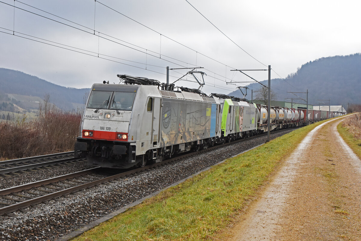 Doppeltraktion, mit den Loks 186 109-5 und 486 508-5 fährt Richtung Bahnhof Frick. Die Aufnahme stammt vom 28.01.2022.