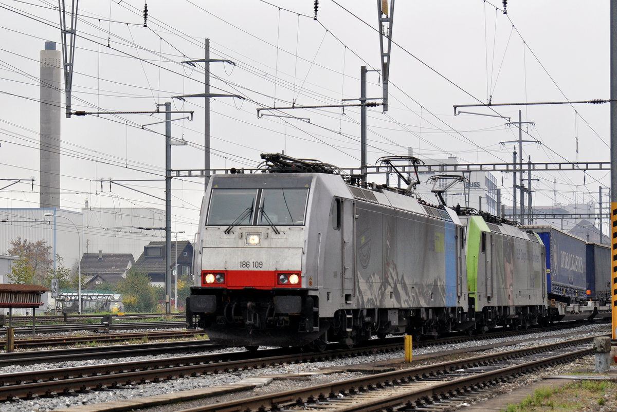 Doppeltraktion, mit den Loks 186 109-5 und 485 504-4, durchfahren den Bahnhof Pratteln. Die Aufnahme stammt vom 26.10.2016.