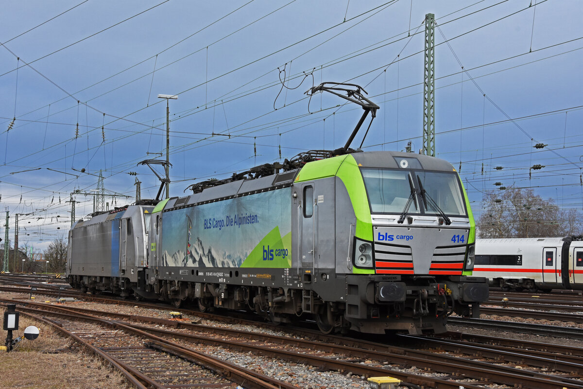 Doppeltraktion, mit den Loks 186 498-2 und 475 414-9 verlässt die Abstellanlage beim badischen Bahnhof. Die Aufnahme stammt vom 29.01.2022.