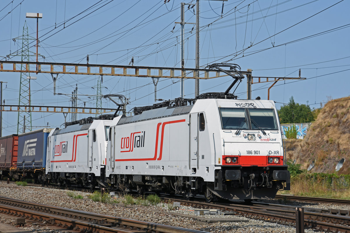 Doppeltraktion, mit den Loks 186 901-5 und 186 902-3 durchfährt den Bahnhof Pratteln. Die Aufnahme stammt vom 28.08.2018.