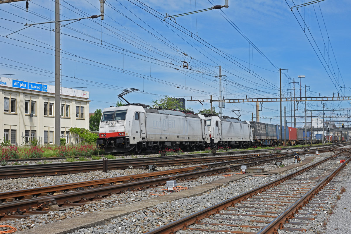 Doppeltraktion, mit den Loks 186 901-5 und 186 907-2, durchfährt den Bahnhof Pratteln. Die Aufnahme stammt vom 12.05.2020.