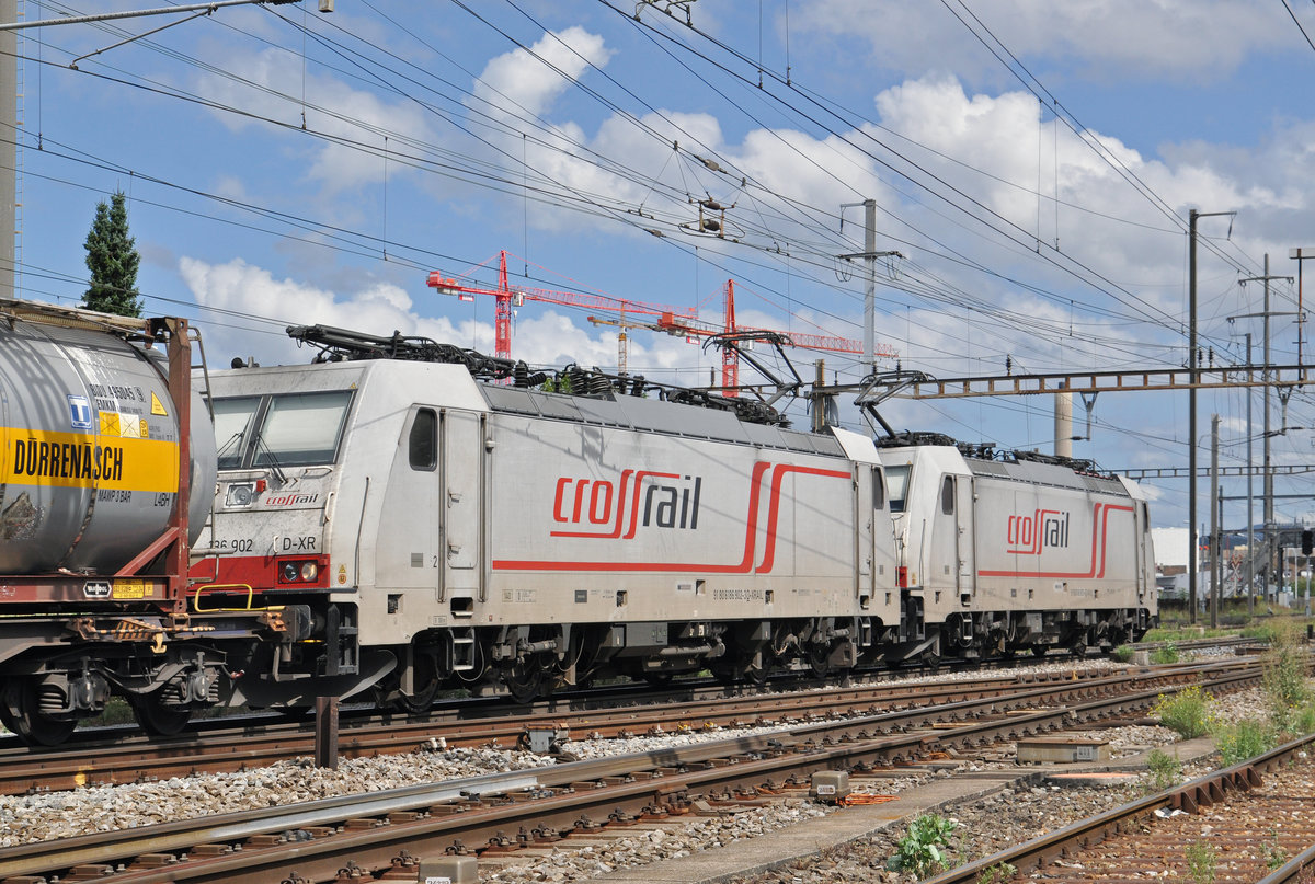 Doppeltraktion, mit den Loks 186 902-3 und 186 905-6, durchfahren den Bahnhof Pratteln. Die Aufnahme stammt vom 21.08.2016.
