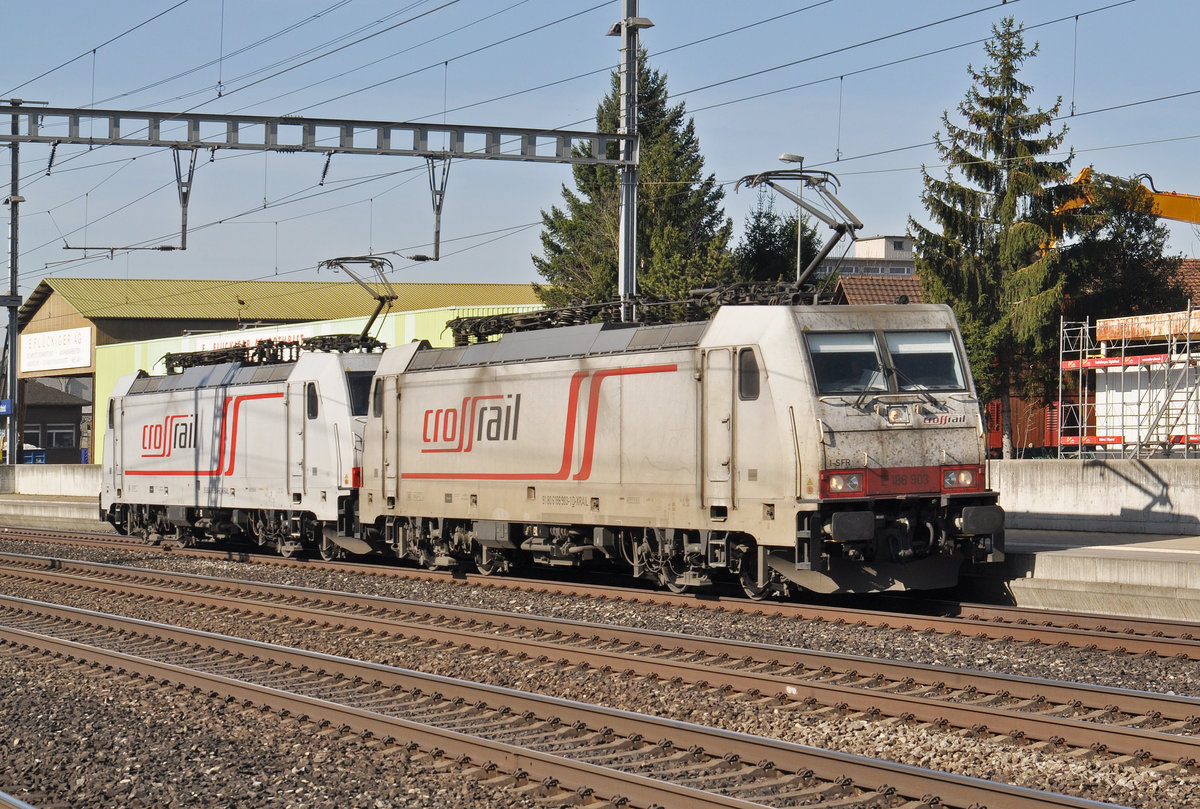 Doppeltraktion, mit den Loks 186 903-1 und 186 904-9, durchfahren den Bahnhof Rothrist. Die Aufnahme stammt vom 11.03.2017.