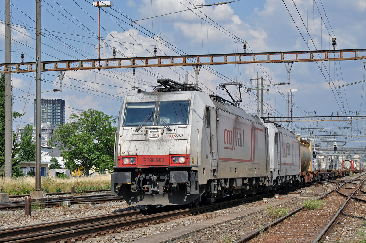 Doppeltraktion, mit den Loks 186 903-1 und 186 901-5, durchfahren den Bahnhof Pratteln. Die Aufnahme stammt vom 20.06.2017.