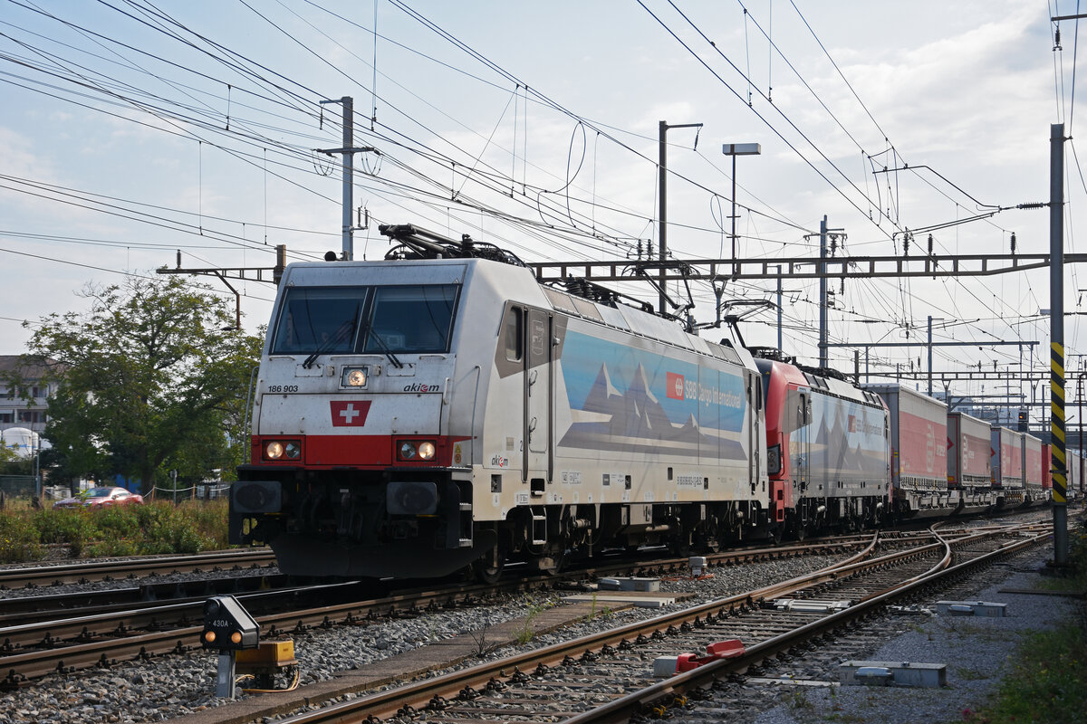 Doppeltraktion, mit den Loks 186 903-1 und 193 468-6 durchfährt den Bahnhof Pratteln. Die Aufnahme stammt vom 09.09.2021.