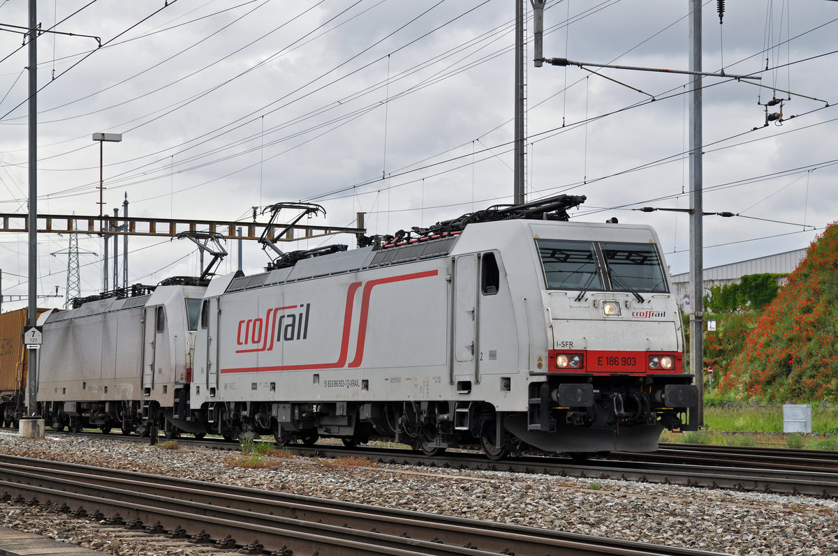 Doppeltraktion, mit den Loks 186 903-1 und 186 910-2, durchfahren den Bahnhof Pratteln. Die Aufnahme stammt vom 24.05.2016.