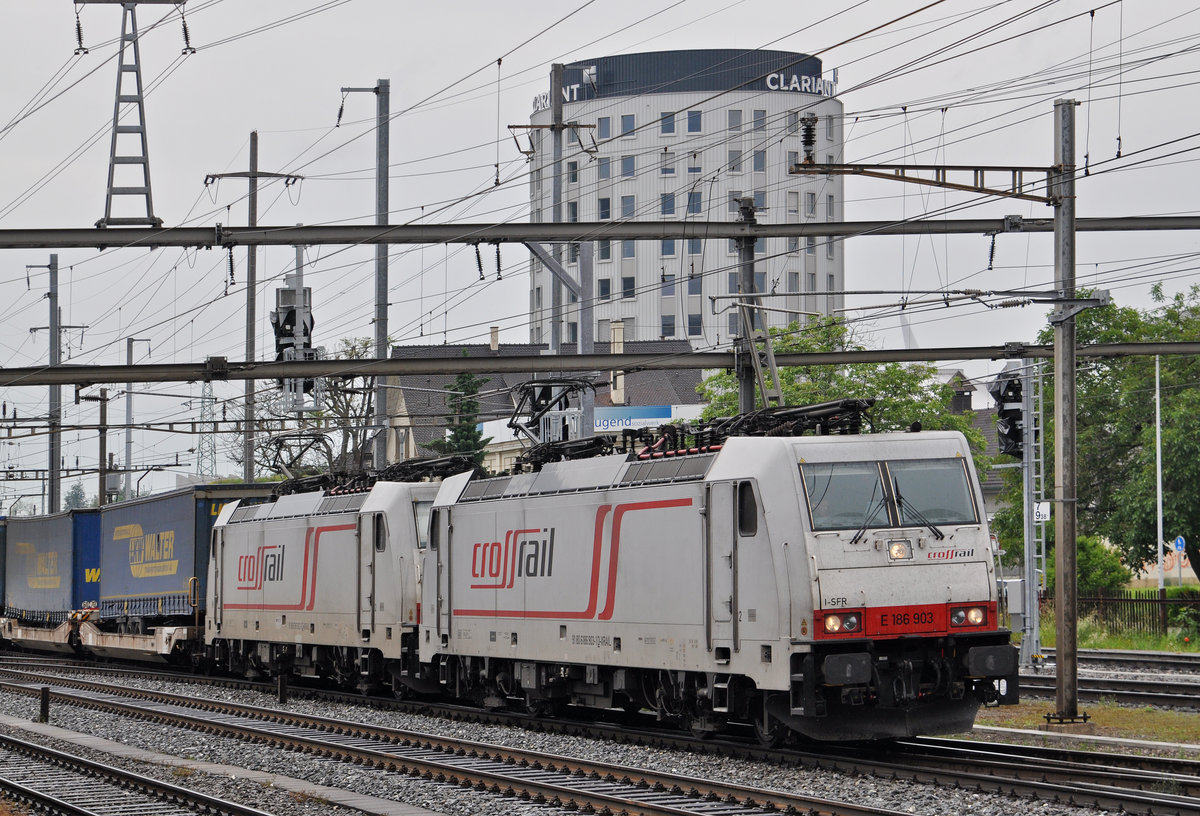 Doppeltraktion, mit den Loks 186 903-1 und 186 902-3, durchfahren den Bahnhof Pratteln. Die Aufnahme stammt vom 07.06.2016.