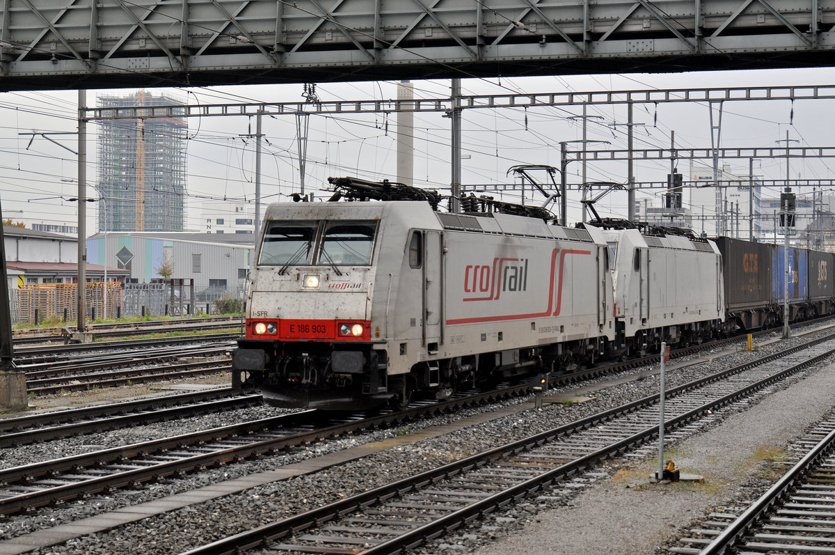 Doppeltraktion, mit den Loks 186 903-1 und 186 906-4 durchfahren den Bahnhof Pratteln. Die Aufnahme stammt vom 17.10.2016.