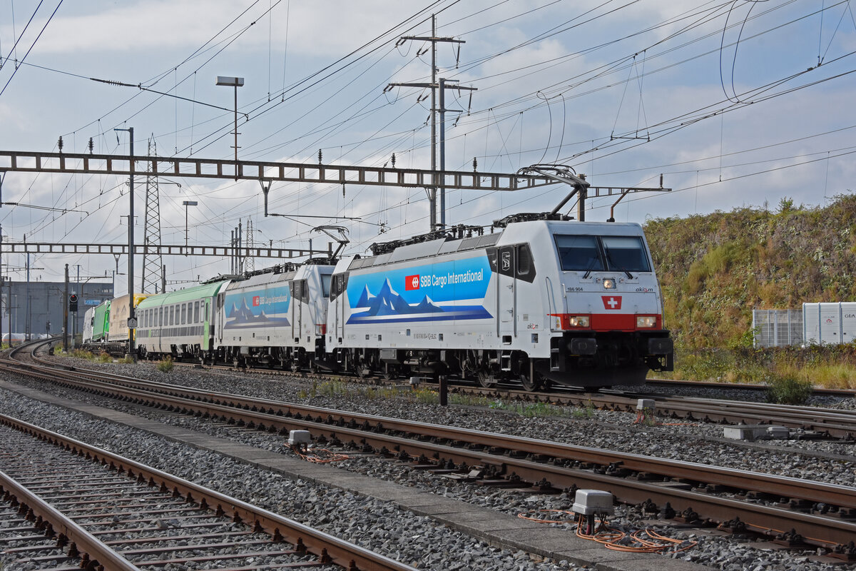 Doppeltraktion mit den Loks 186 904-9 und 186 906-4 durchfährt den Bahnhof Pratteln. Die Aufnahme stammt vom 21.09.2021.