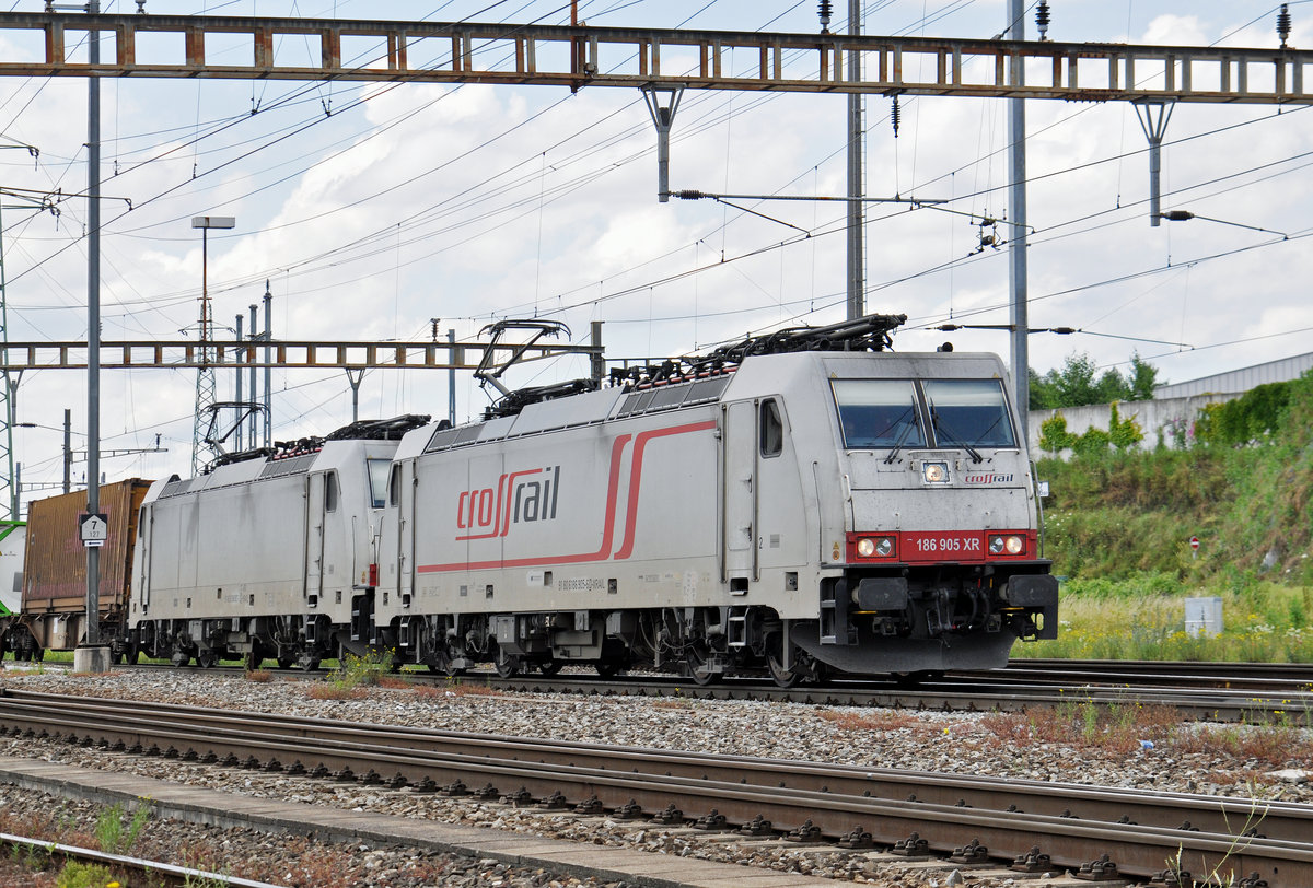 Doppeltraktion, mit den Loks 186 905-5 und 186 907-2, durchfahren den Bahnhof Pratteln. Die Aufnahme stammt vom 28.06.2016.