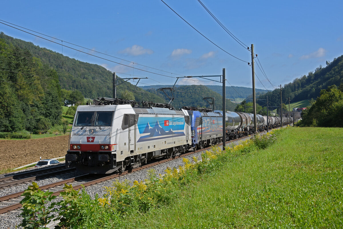 Doppeltraktion, mit den Loks 186 905-6 und 193 525-3 fährt Richtung Bahnhof Gelterkinden. Die Aufnahme stammt vom 25.08.2021.