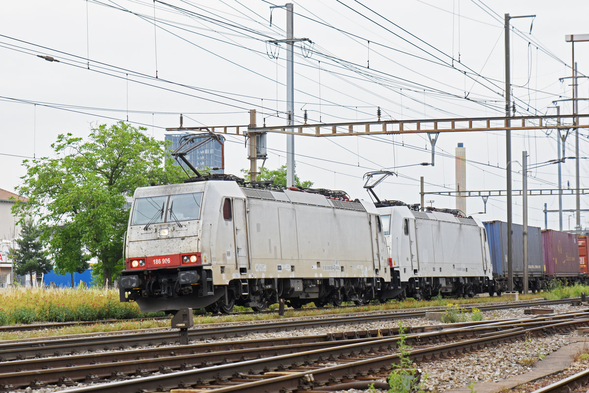 Doppeltraktion, mit den Loks 186 906-4 und 186 907-2 durchfahren den Bahnhof Pratteln. Die Aufnahme stammt vom 13.06.2018.
