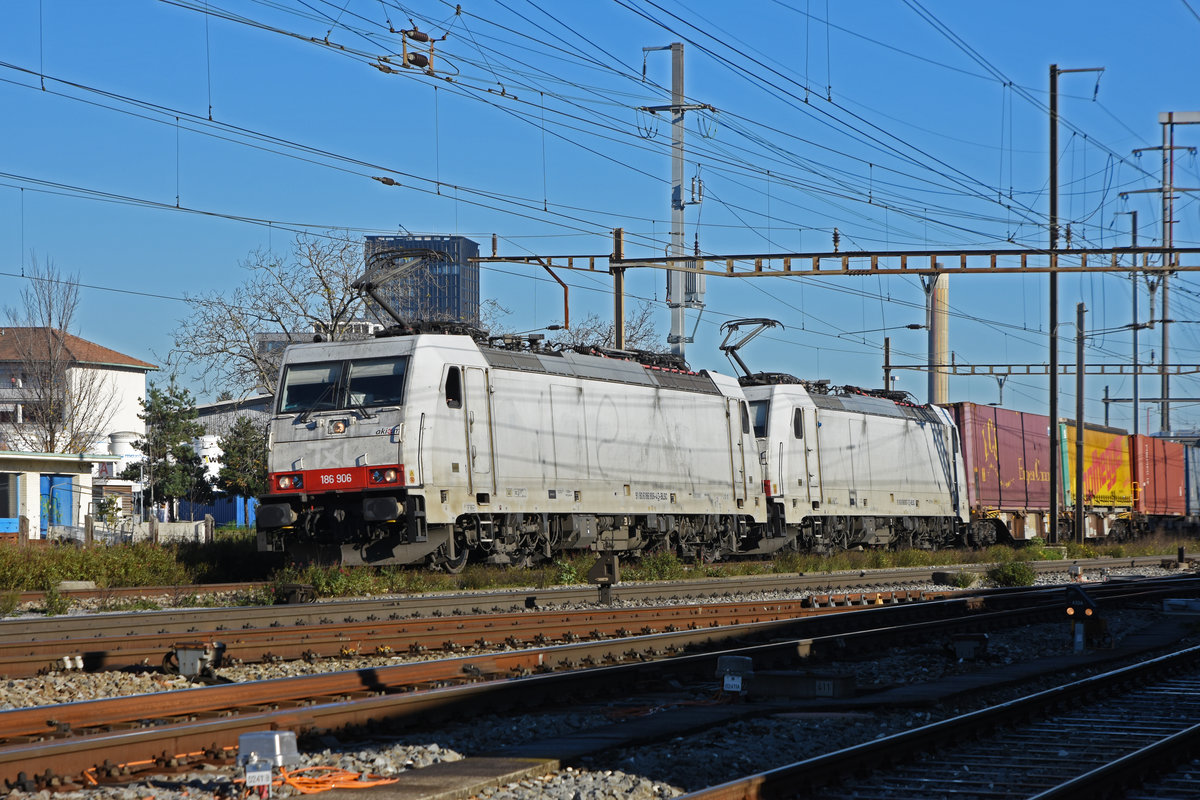 Doppeltraktion, mit den Loks 186 906-4 und 186 907-2 durchfährt den Bahnhof Pratteln. Die Aufnahme stammt vom 18.11.2020.