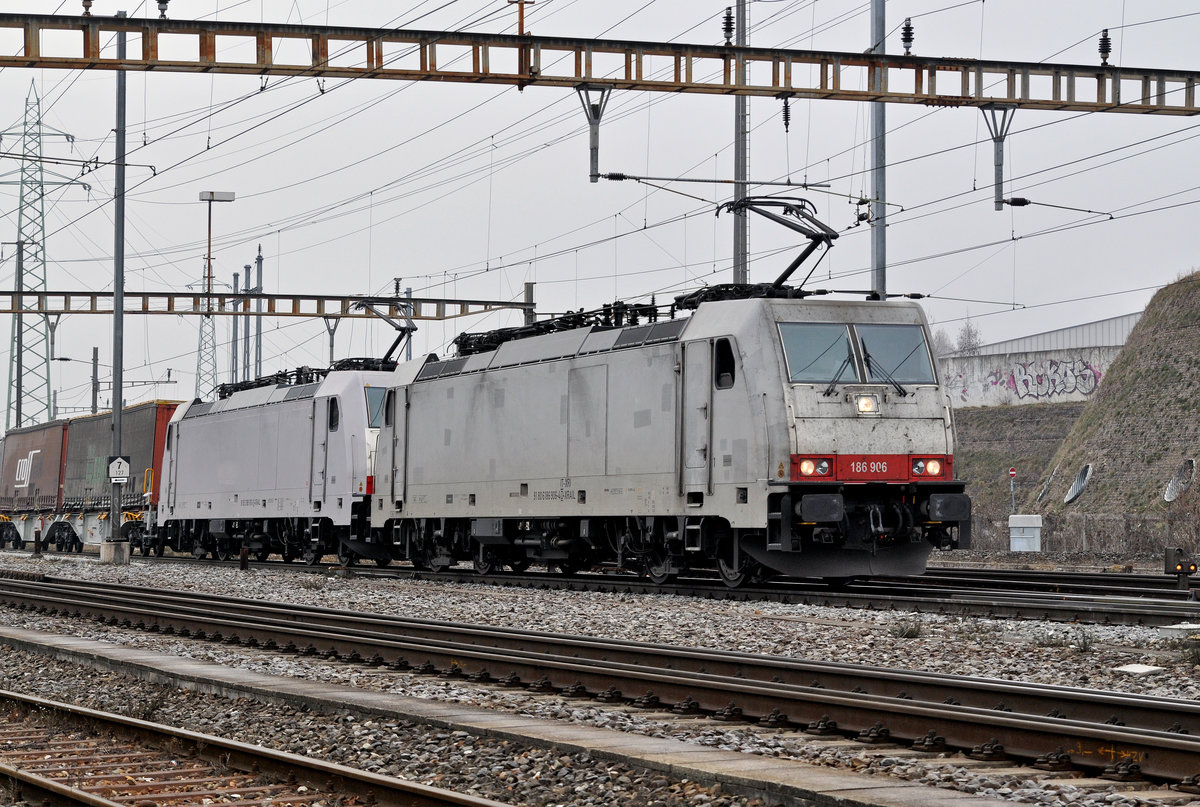 Doppeltraktion, mit den Loks 186 906-4 und 186 910-2, durchfahren den Bahnhof Pratteln. Die Aufnahme stammt vom 23.01.2017.