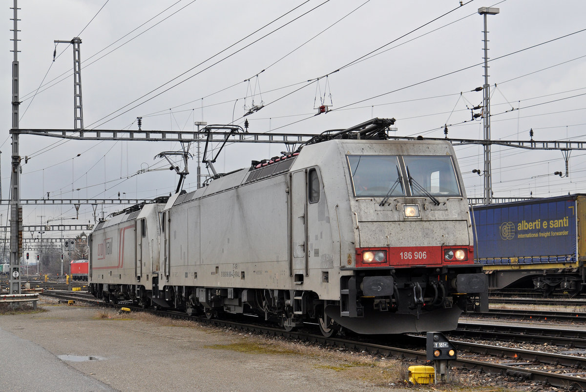 Doppeltraktion, mit den Loks 186 906-4 und 186 905-6 verlassen den Güterbahnhof Muttenz. Die Aufnahme stammt vom 06.02.2017.