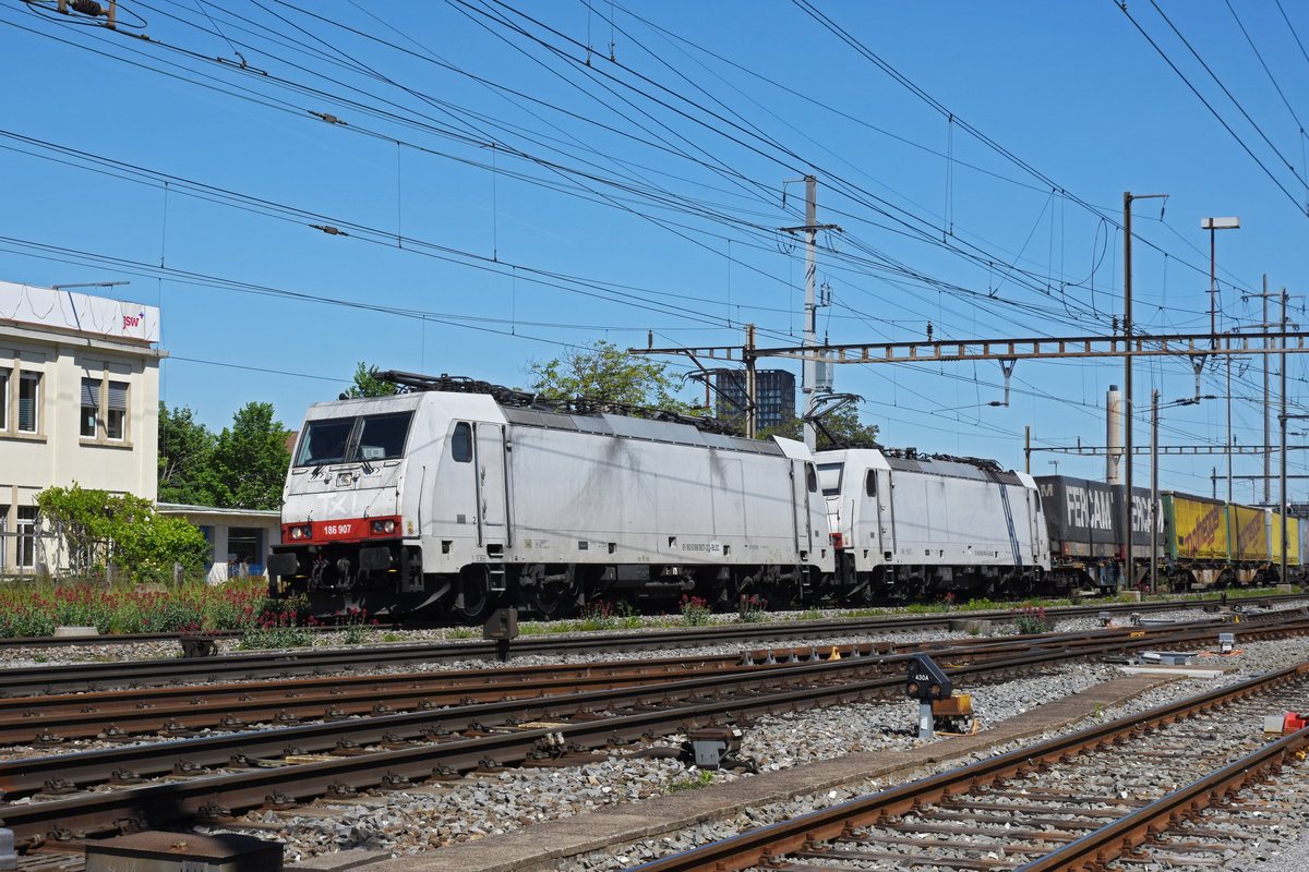 Doppeltraktion, mit den Loks 186 907-2 und 186 906-4 durchfährt den Bahnhof Pratteln. Die Aufnahme stammt vom 07.05.2020.