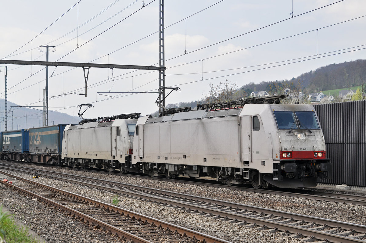 Doppeltraktion, mit den Loks 186 908-6 und 186 906-4, durchfahren den Bahnhof Gelterkinden. Die Aufnahme stammt vom 06.04.2017.