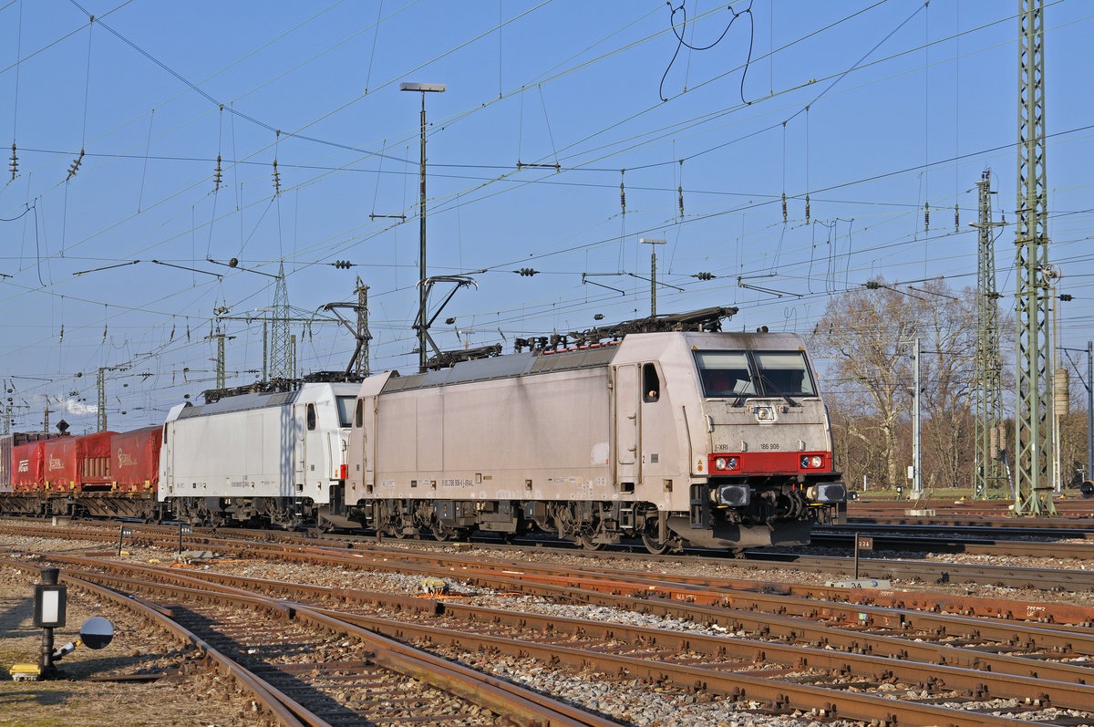 Doppeltraktion, mit den Loks 186 908-6 und 186 907-2, durchfahren den Badischen Bahnhof. Die Aufnahme stammt vom 13.01.2018.
