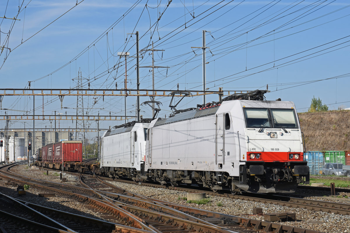 Doppeltraktion, mit den Loks 186 908-6 und 186 906-4, durchfährt den Bahnhof Pratteln. Die Aufnahme stammt vom 16.10.2018.
