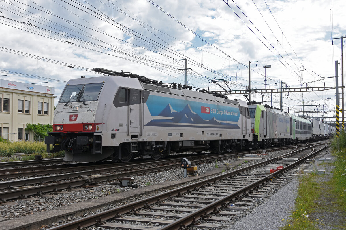 Doppeltraktion, mit den Loks 186 908-6 und 486 501-0 durchfährt den Bahnhof Pratteln. Die Aufnahme stammt vom 24.06.2022.