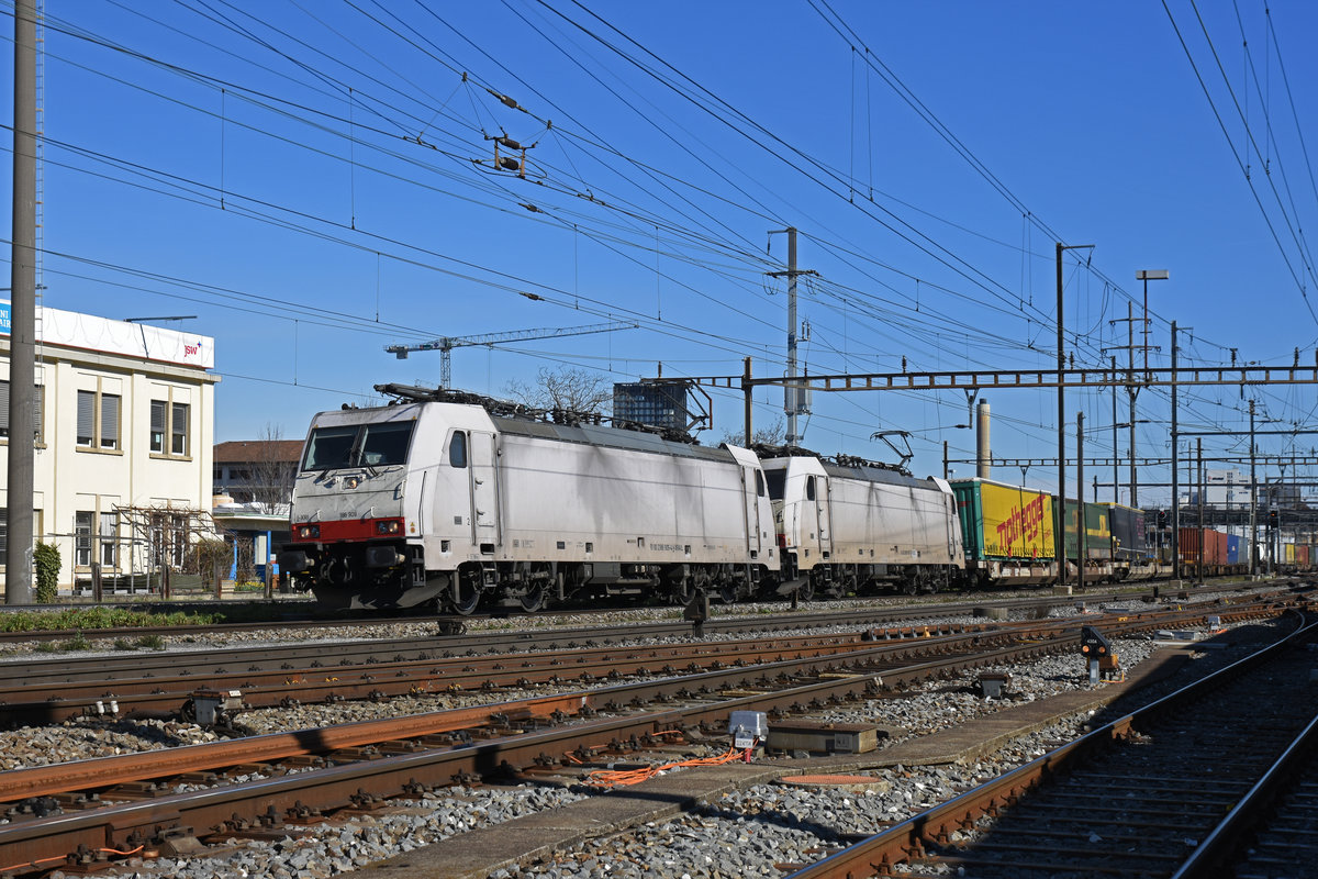 Doppeltraktion, mit den Loks 186 909-4 und 186 910-2, durchfährt den Bahnhof Pratteln. Die Aufnahme stammt vom 28.02.2020.