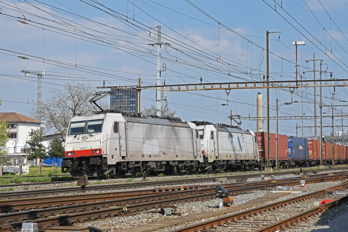 Doppeltraktion, mit den Loks 186 909-4 und 186 904-9, durchfährt den Bahnhof Pratteln. Die Aufnahme stammt vom 09.04.2020.