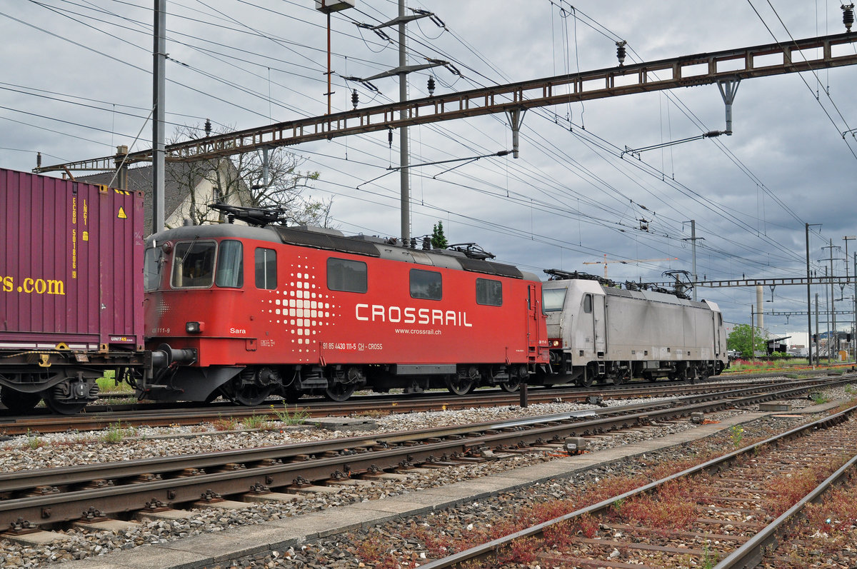 Doppeltraktion, mit den Loks 186 909-4 und 430 111-5  Sara , durchfahren den Bahnhof Pratteln. Die Aufnahme stammt vom 30.05.2016.