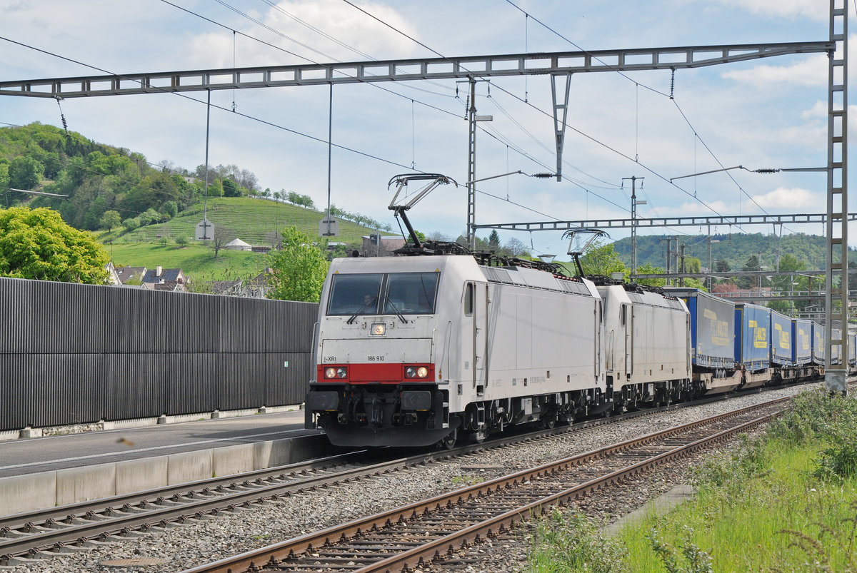 Doppeltraktion, mit den Loks 186 910-2 und 186 906-4 durchfahren den Bahnhof Gelterkinden. Die Aufnahme stammt vom 12.05.2017.