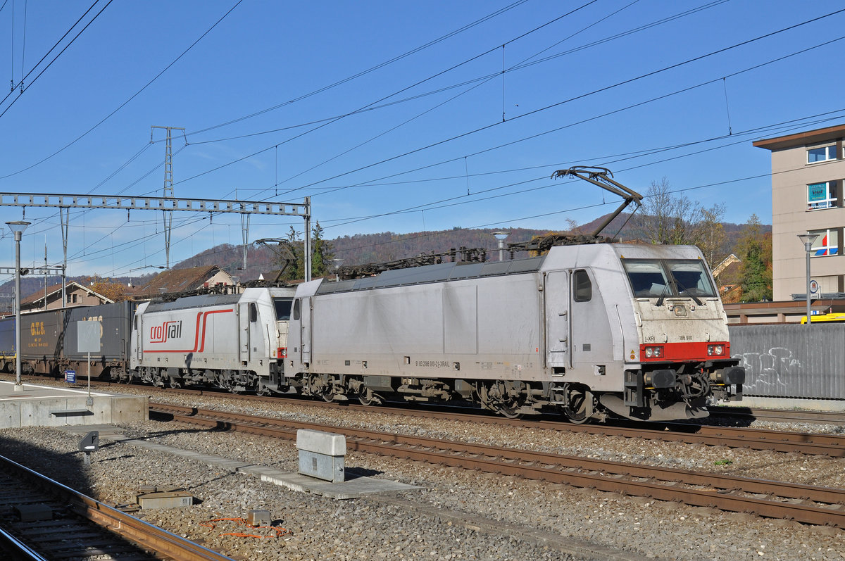 Doppeltraktion, mit den Loks 186 910-2 und 186 901-5, durchfahren den Bahnhof Sissach. Die Aufnahme stammt vom 06.11.2016.