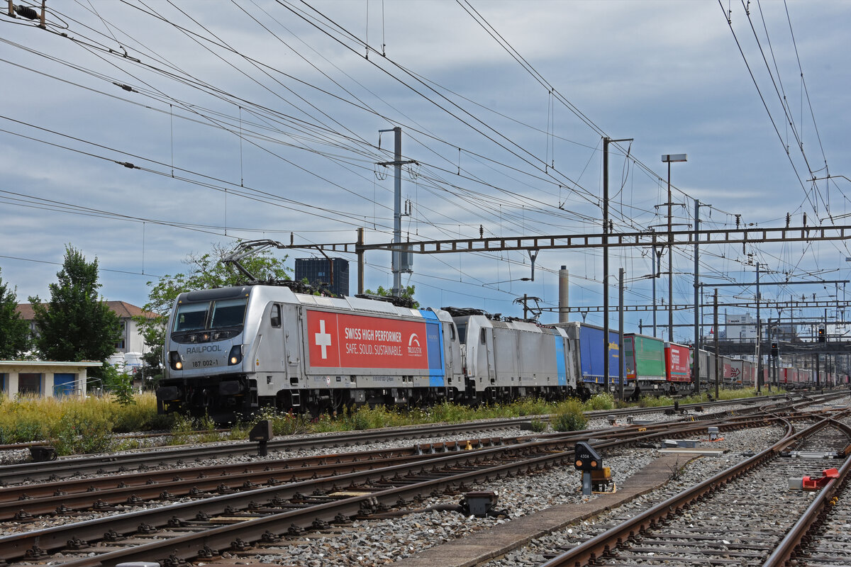 Doppeltraktion, mit den Loks 187 002-1 und 186 107-9 durchfährt den Bahnhof Pratteln. Die Aufnahme stammt vom 07.07.2021.
