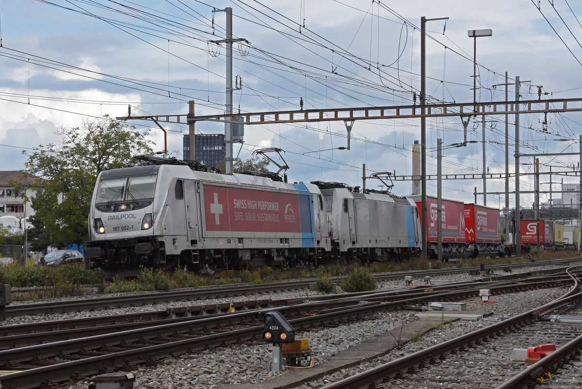 Doppeltraktion, mit den Loks 187 002-1 und 186 107-9, durchfährt den Bahnhof Pratteln. Die Aufnahme stammt vom 16.09.2021.