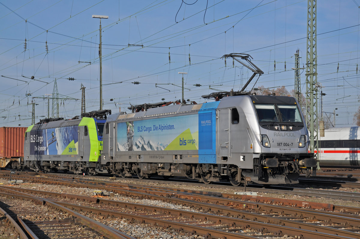 Doppeltraktion, mit den Loks 187 004-7 und 485 010-3, durchfährt den badischen Bahnhof. Die Aufnahme stammt vom 06.12.2019.