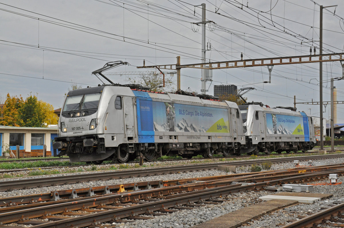 Doppeltraktion, mit den Loks 187 005-4 und 187 006-2, durchfährt den Bahnhof Pratteln. Die Aufnahme stammt vom 24.10.2019.