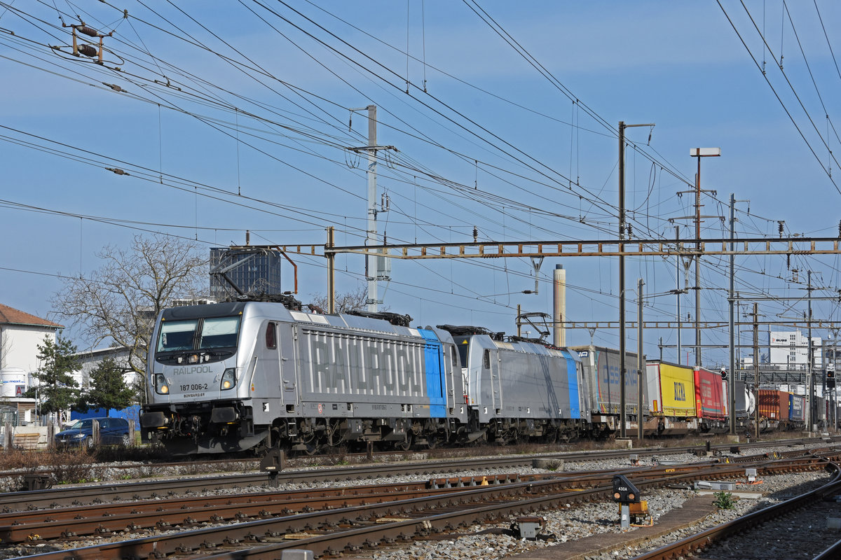 Doppeltraktion, mit den Loks 187 006-2 und 186 257-2 durchfährt den Bahnhof Pratteln. Die Aufnahme stammt vom 10.03.2021.