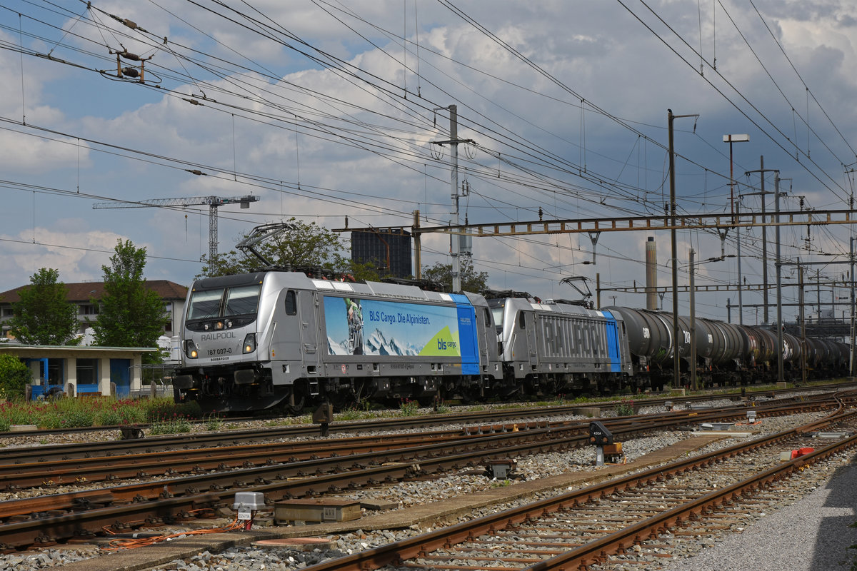 Doppeltraktion, mit den Loks 187 007-0 und 187 001-3 durchfährt den Bahnhof Pratteln. Die Aufnahme stammt vom 27.04.2020.