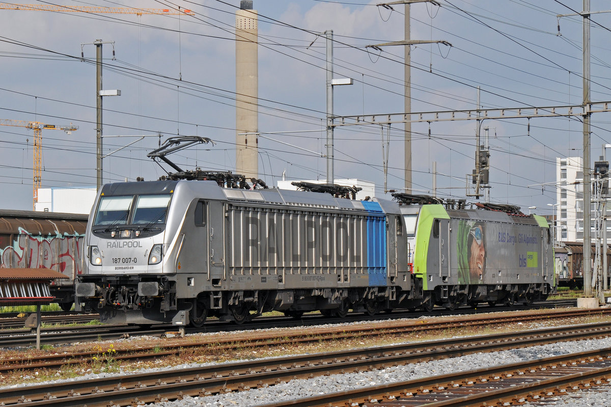 Doppeltraktion mit den Loks 187 007-0 und 486 502-8 durchfahren den Bahnhof Pratteln. Die Aufnahme stammt vom 02.05.2016.