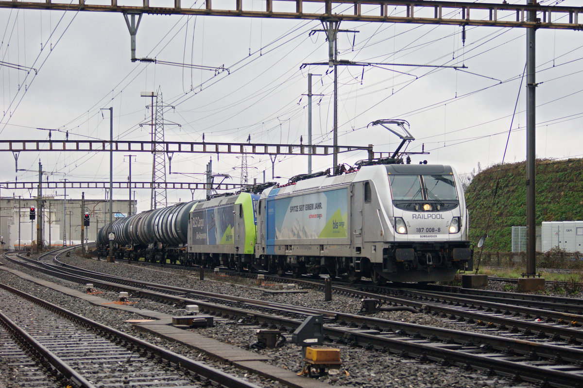 Doppeltraktion, mit den Loks 187 008-8 und 485 011-1 durchfährt den Bahnhof Pratteln. Die Aufnahme stammt vom 16.03.2021.