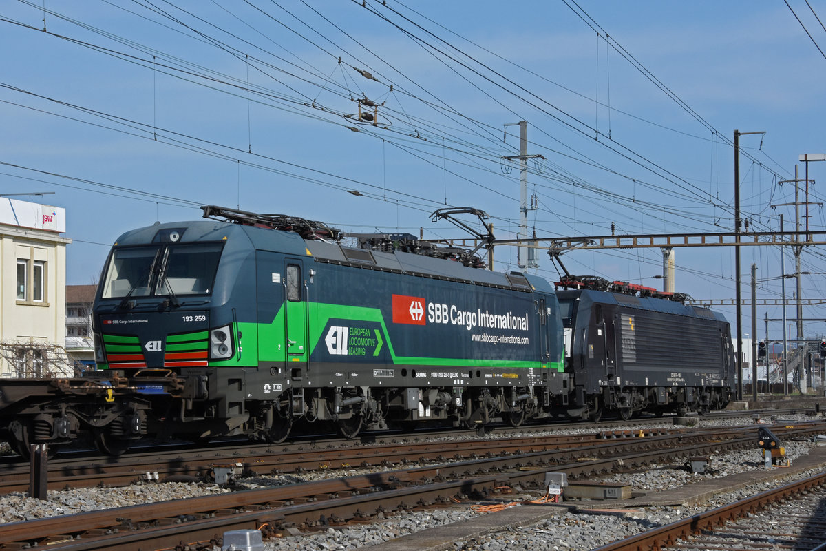 Doppeltraktion, mit den Loks 189 106-8 und 193 259-9 durchfährt den Bahnhof Pratteln. Die Aufnahme stammt vom 10.03.2021.