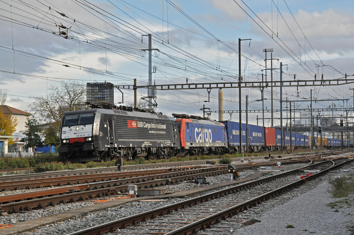 Doppeltraktion, mit den Loks 189 107-5 und 474 014-8 durchfährt den Bahnhof Pratteln. Die Aufnahme stammt vom 30.10.2020.