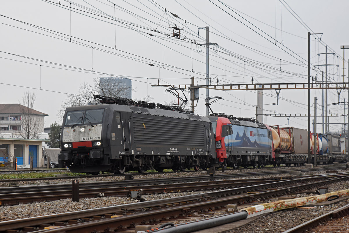 Doppeltraktion, mit den Loks 189 109-2 und 193 472-8, durchfährt den Bahnhof Pratteln. Die Aufnahme stammt vom 24.01.2019.