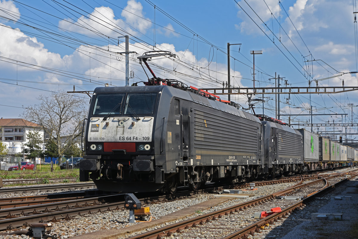 Doppeltraktion, mit den Loks 189 109-2 und 189 113-4 durchfährt den Bahnhof Pratteln. Die Aufnahme stammt vom 21.04.2021.